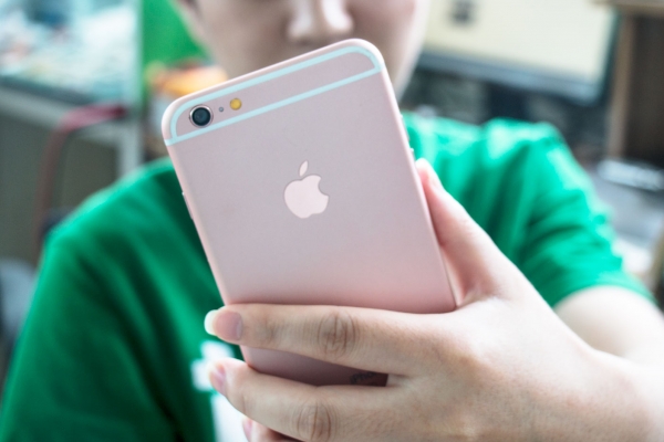 手机维修教程之：iPhone 6更换后摄像头流程-手机维修网
