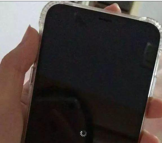 东莞苹果维修点告诉你iPhone XR手机无故黑屏是什么原因？