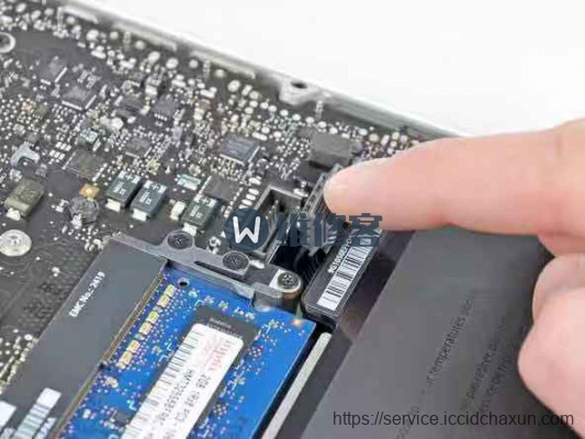 广州苹果电脑MacBook Pro 13更换电池图文教程详解