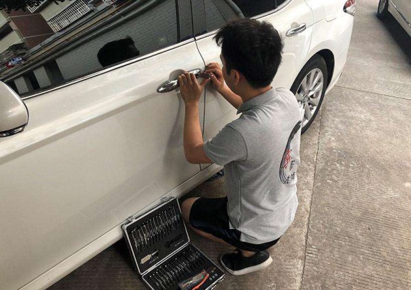 汽车遥控器开锁灯亮锁打不开怎么办   汽车怎么开锁