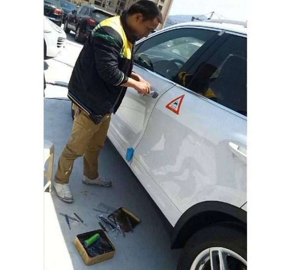 汽车遥控器开锁灯亮锁打不开怎么办  