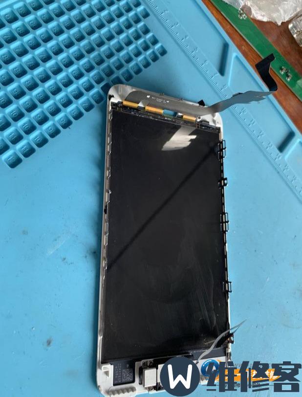 iPhone8手机进水以后屏幕有水印怎么办？南京苹果维修点教你轻松解决