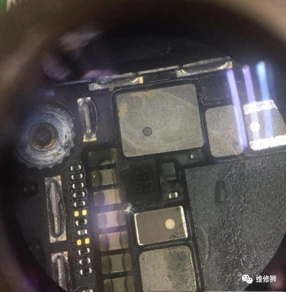 iPhone 6 维修案例分享：手机进水怎么办？有显示无背光故障