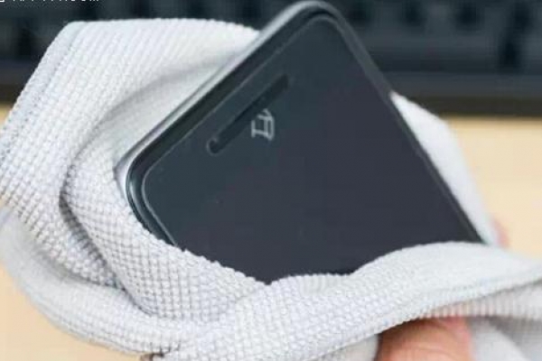 iPhone 6s掉水里怎么办？手机进水的处理方法