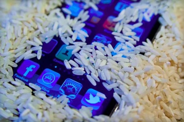 iPhone 6s掉水里怎么办？手机进水的处理方法
