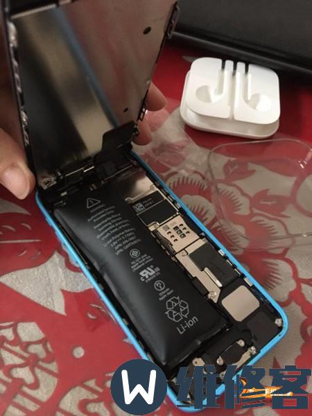 上海苹果维修点解答iPhone8p电池鼓包是否可以继续使用？