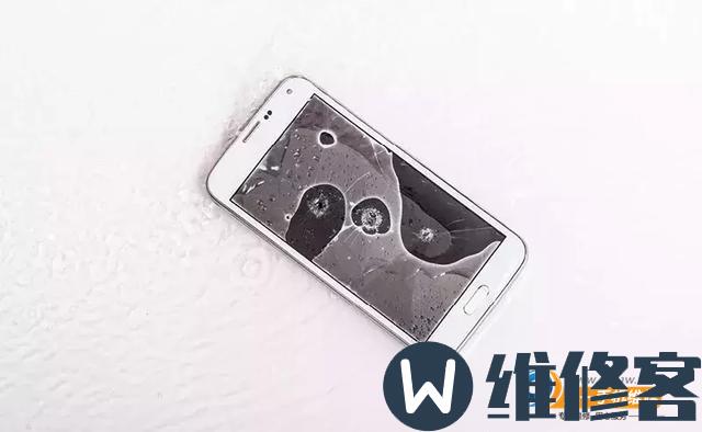 iPhone 7plus手机进水有什么症状？广州苹果维修点教你手机进水怎么处理？