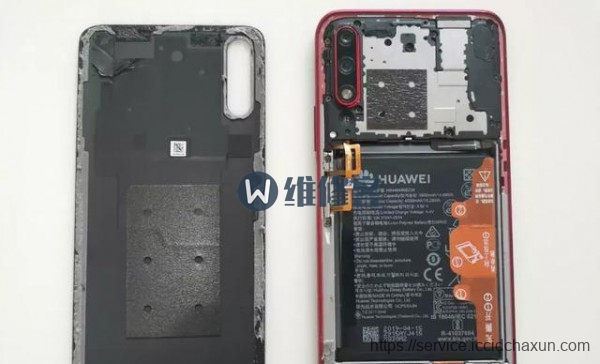 用吸盘将后盖打开一点间隙以后