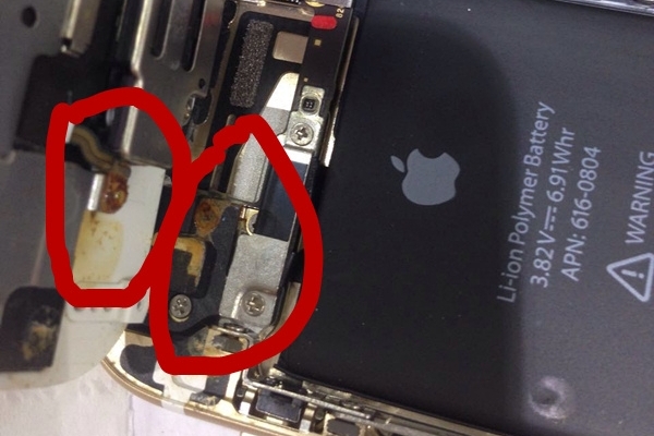 iPhone 6s掉水里怎么办？手机进水的处理方法